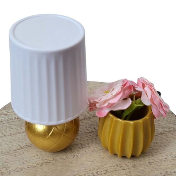 Zuru Mini Brands Gold Lamp Flowers Gold Vase - Picture 1 of 4